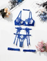 Înfățișând un design deosebit și o atenție deosebită la detalii, setul nostru de lenjerie albastră Raene este esența rafinamentului și eleganței.